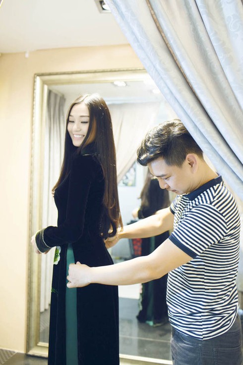 Khánh My mặc áo dài, đội mấn 'khủng' - ảnh 1